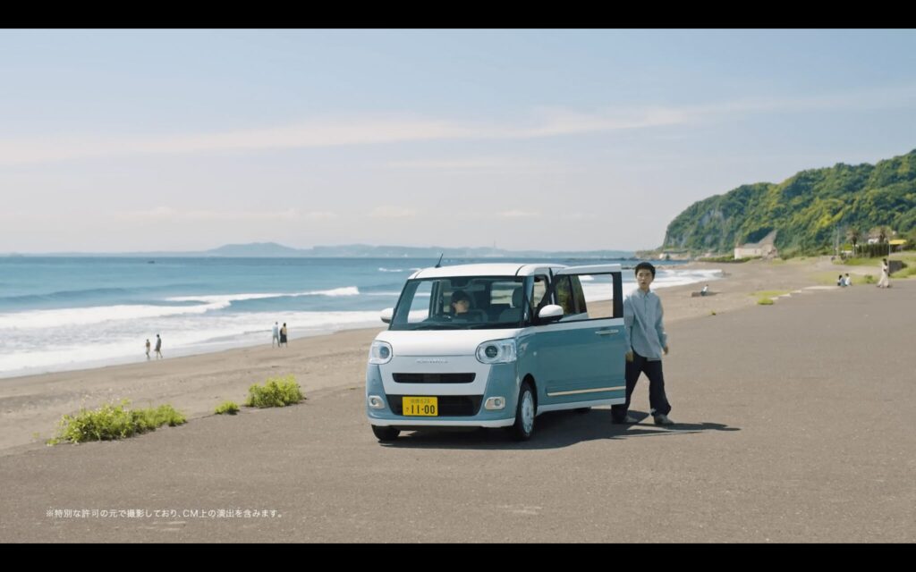 車を海岸に停めるシーン